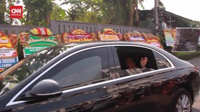 VIDEO: Jokowi Bagi-bagi Kaos Jelang Resmikan Lab HP di Depok
