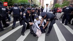 VIDEO: Polisi Tangkap Pedemo Pro-Palestina yang Terobos Met Gala