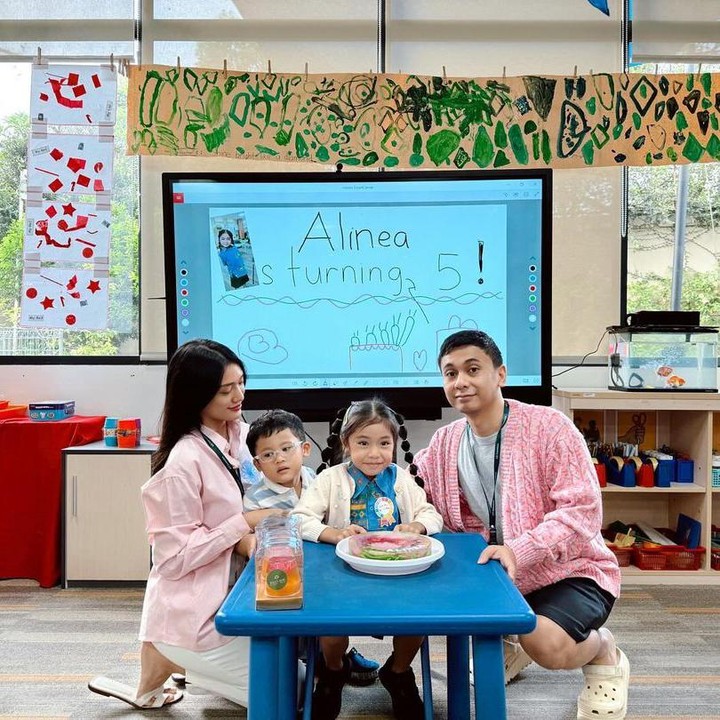 <p>Anissa melahirkan anak pertamanya yang diberi nama Alinea Ava Nasution pada 6 Mei 2019. Sementara itu, sang putra yang bernama Aksara Asa Nasution lahir pada 3 November 2020. (Foto: Instagram: @raditya_dika)</p>