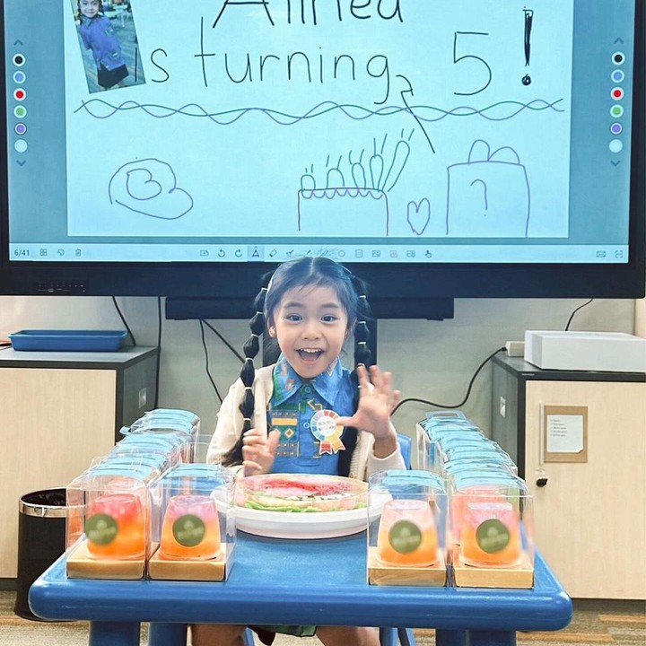 <p>"Selamat ulang tahun, Alinea Ava Nasution. Semoga hidupnya dipenuhi keberkahan dan kebaikan," tutur seorang netizen dengan emotikon hati. "Selamat ulang tahun anak cantik Kakak Alea," papar yang lainnya. (Foto: Instagram: @anissaaziza)</p>