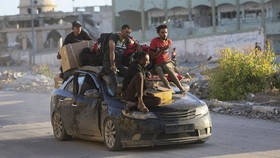 FOTO: Luntang-Lantung Warga Gaza Tinggalkan Rafah usai Diusir Israel
