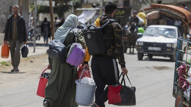 FOTO: Luntang-Lantung Warga Gaza Tinggalkan Rafah usai Diusir Israel