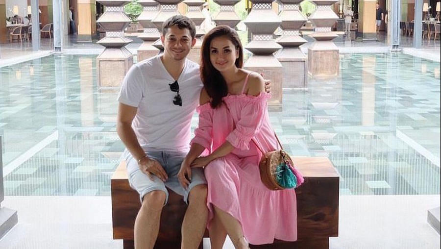 Andrew Andika dan Tengku Dewi Putri Andrew Andika dan Tengku Dewi Putri