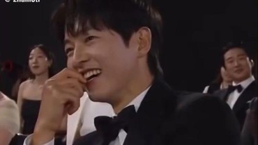 7 Momen Detik-detik Song Joong Ki & Song Hye Kyo Perdana Bertemu di Baeksang Awards