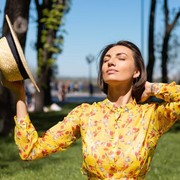 Selain Sunscreen, 5 Barang Ini Wajib Kamu Bawa Selama Heatwave