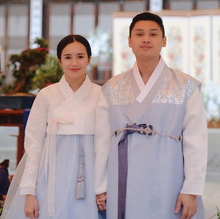<p>Dalam momen sakral tersebut, Beby dan Rizki terlihat serasi dengan pakaian adat khas Negeri Gingseng. Manis, ya, Bunda. (Foto: Instagram @bebytsabina)<br /><br /><br /></p>