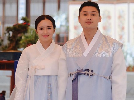 5 Potret 'Ngunduh Mantu' Putri Bupati Pandeglang di Korea, Beby Tsabina & Tunangannya Hadir