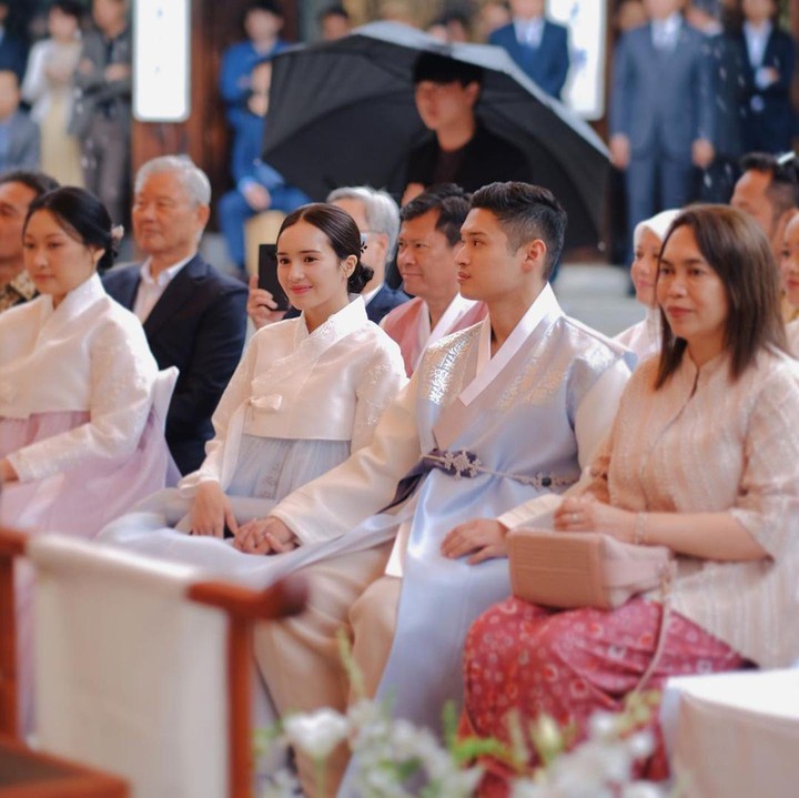 <p>Cut Beby Tsabina mencuri perhatian dengan unggahan terbaru di akun Instagram pribadinya, Bunda. Beberapa waktu yang lalu, perempuan berusia 21 tahun ini menunjukkan momen saat menghadiri acara penting di Korea Selatan. (Foto: Instagram @bebytsabina)<br /><br /><br /></p>