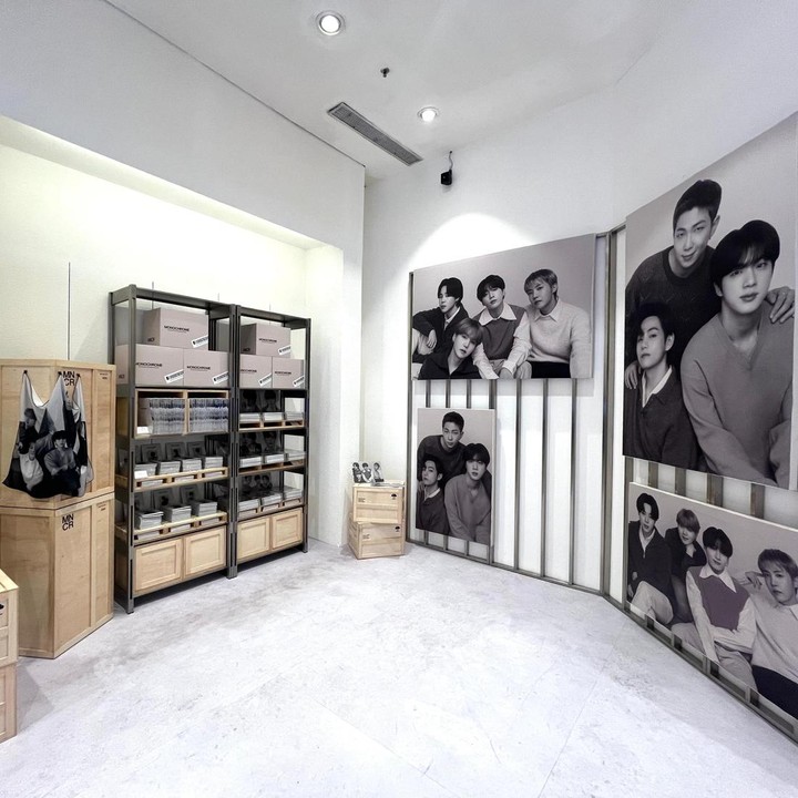 <p>Selain mendapatkan pengalaman belanja, Bunda juga berkesempatan untuk mengambil momen di setiap sudut area <em>pop-up store.</em> Nah, tunggu apa lagi, Bunda? Yuk, segera kunjungi BTS POP-UP: MONOCHROME. (Foto: METRO Department Store)</p>