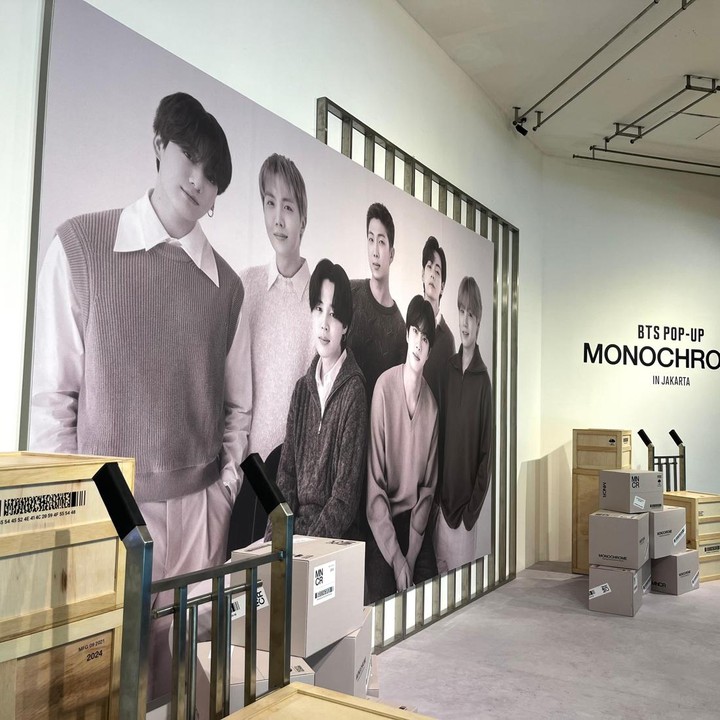 <p>Bunda penggemar BTS? Untuk mengobati rindu para penggemar personel <em>boy group</em> asal Korea Selatan ini, METRO Department Store bersama HYBE menghadirkan BTS POP-UP: MONOCHROME di METRO Gandaria City, Kebayoran Lama, Jakarta Selatan. (Foto: METRO Department Store)</p>