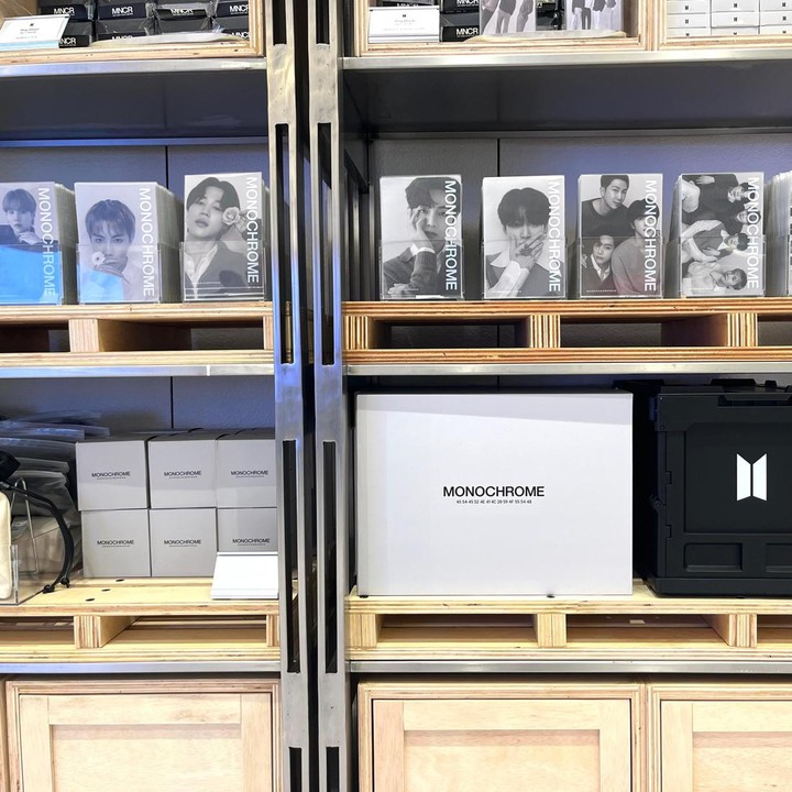 <p>BTS POP-UP: MONOCHROME Jakarta juga menjual merchandise edisi terbatas yang akan tersedia mulai dari 20 Mei 2024. "Kami ingin memberikan pengalaman spesial kepada pelanggan dengan menjual <em>limited edition merchandise</em> yang tidak dapat ditemukan di <em>pop-up</em> negara lainnya," ujar Boon Teoh, Chief Commercial Officer di METRO Department Store. (Foto: METRO Department Store)</p>