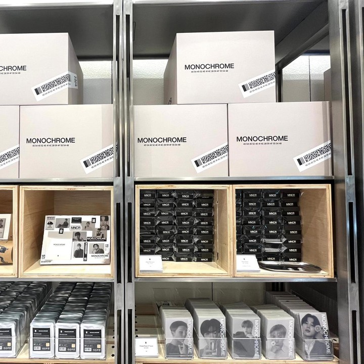 <p>Bunda bisa mengunjungi <em>pop-up store </em>ini mulai 9 Mei hingga 23 Juni 2024. Para pelanggan dapat menikmati dan berbelanja berbagai <em>exclusive merchandise</em> di BTS POP-UP: MONOCHROME, seperti <em>mini photo card, premium photo, postcard book, fabric poster, printed photo,</em> dan masih banyak lagi. (Foto: METRO Department Store)</p>
