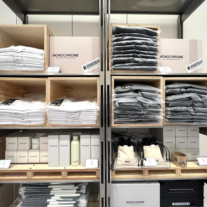 <p>Selain itu, Bunda juga bisa mendapatkan berbagai apparel seperti<em> t-shirt, sweatshirt,</em> hingga aksesoris seperti cincin dan kalung, lho. (Foto: METRO Department Store)</p>