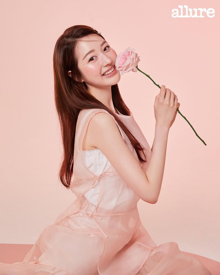 Ditunjuk sebagai model, Jang Da Ah memancarkan konsep romantis dengan mengulas senyum manisnya yang memiliki kelembutan senada dengan kesegaran bunga mawar merah muda yang menjadi inspirasi utama luncuran terbaru brand'./ Foto: instagram.com/allurekorea