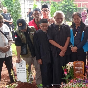 Para Murid Dorman Borisman Beri Penghormatan Terakhir