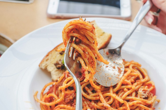 Cara Makan Spaghetti yang Benar Ala Orang Italia