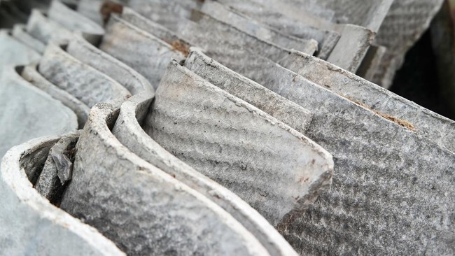 Asbes adalah material bangunan yang disebut bisa memicu sejumlah masalah kesehatan. Bahkan Dinkes DKI Jakarta melarang asbes digunakan untuk bangunan rumah.