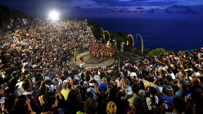 Bali, destinasi populer di Indonesia telah terpilih sebagai destinasi wisata terbaik di dunia setelah London, Inggris, menurut para pembaca Tripadvisor.