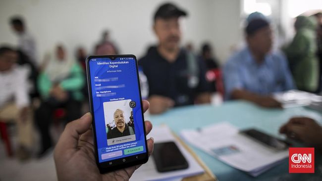 Dinas Kependudukan dan Catatan Sipil (Disdukcapil) DKI Jakarta melakukan pelayanan jemput bola Aktivasi Identitas Kependudukan Digital (IKD).