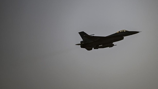 Diserang Rusia, Jet Tempur F-16 Ukraina Hilang hingga Pilot Tewas Jet tempur F-16 Ukraina hilang sampai pilot tewas kena serangan rudal Rusia.