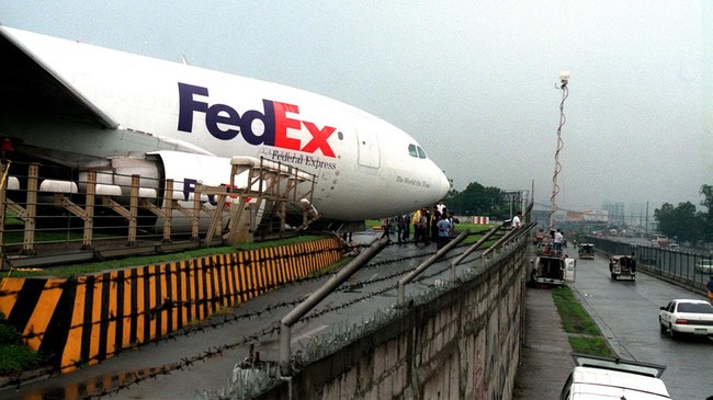 Pesawat kargo FedEx mendarat tanpa roda di Bandara Istanbul, Turki, pada Rabu (8/5), usai mengalami malfungsi pada roda depan.