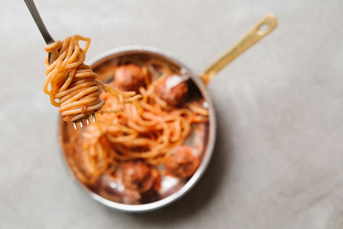 Cara Makan Spaghetti yang Benar Ala Orang Italia