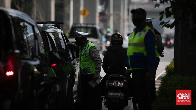 Polisi melakukan rekayasa lampau lintas imbas kebocoran gas nan terjadi di Jalan HR Rasuna Said, Jakarta Selatan, Rabu (7/8).