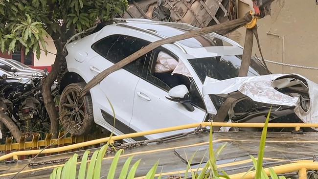 Polisi hingga saat ini masih memeriksa pengemudi Porsche yang menabrak Kantor Satuan Samapta Polrestabes Medan.