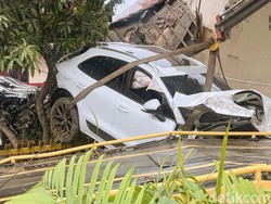 5 Fakta Porsche Putih Tabrak Mobil Parkir-Kantor Polisi di Medan