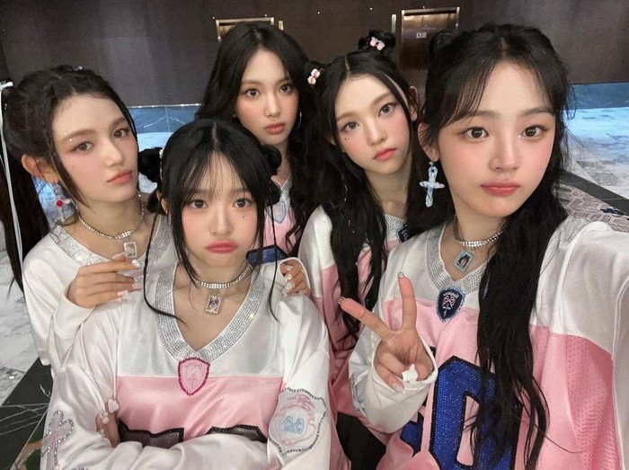 NewJeans selalu tampil dengan gaya unik dan mempopulerkan tren ala 90-an dan awal 2000-an. Mereka juga mempopulerkan tren blokecore dengan mengenakan jersey yang dirancang menjadi cute ala anak remaja./ Foto: Instagram/newjeans_official