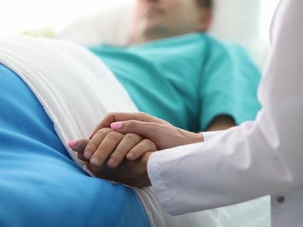 Kisah Menyentuh Istri Rawat Suami Koma Selama 10 Tahun hingga Sadar