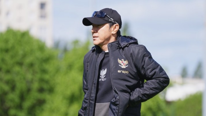 Pelatih Tim Nasional (Timnas) Indonesia U-23, Shin Tae-yong saat latihan di Stade Leo Lagrange, Besancon, Prancis, Selasa (7/5/2024). (Dok. PSSI)