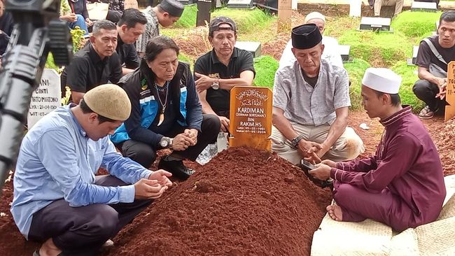 Aktor Dorman Borisman (Kardiman) dimakamkan pada Rabu (8/5) bersama dengan kaki yang baru-baru ini diamputasi akibat diabetes.