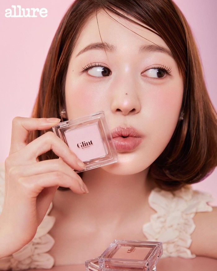 Pemotretan yang dilakukan Jang Da Ah dilakukan untuk partisipasi kampanye pengenalan produk kecantikan 'Romantic Glint Highligter' dan 'First Love Mood Glint Baked Blush' yang baru diluncurkan oleh Glint./ Foto: instagram.com/allurekorea