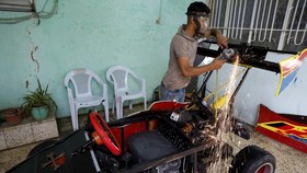 FOTO: Warga Irak Rakit Mobil dari Rongsokan untuk Mengantar Makanan
