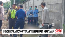 VIDEO: Pengendara Motor Tewas Terserempet Kereta Api