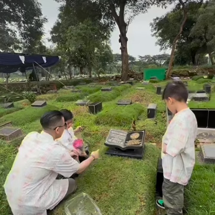 <p>Ungkapan rasa rindu Jojo ini turut membuat hati netizen teriris, Bunda. Tidak sedikit yang mendoakan agar Jojo tumbuh menjadi anak yang saleh dan selalu diberikan kesehatan. (Foto: Instagram: @anggipratamazayn)</p>