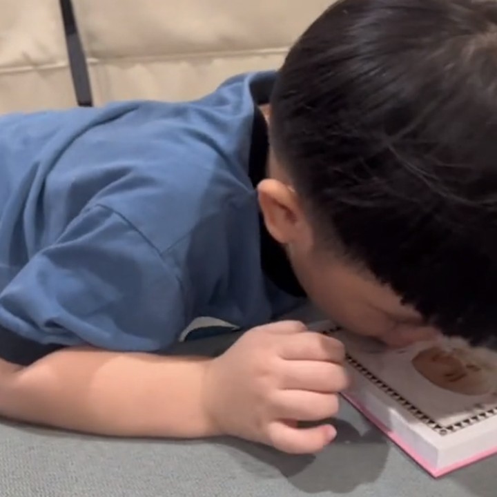 <p>Dalam video berdurasi singkat, terlihat Jojo menggenggam erat buku yasin milik Stevie. Sesekali ia mengecup serta mengusap foto Stevie yang ada di salah satu halaman. (Foto: TikTok: @anggipratama1985)</p>