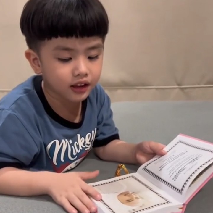 <p>"Mami lucu dan cantik. Kok Mami enggak ngomong? Kok Mami ada di buku? Ih Mami lucu, cantik. Jojo mau culik Maminya, mau disayang terus di<em> crazy kiss</em>. Terus dibuka tanahnya, terus Jojo buka (tali) pocongnya. Habis itu Jojo elus deh (disayang-sayang)," ungkap Jojo dalam video tersebut. (Foto: TikTok: @anggipratama1985)</p>