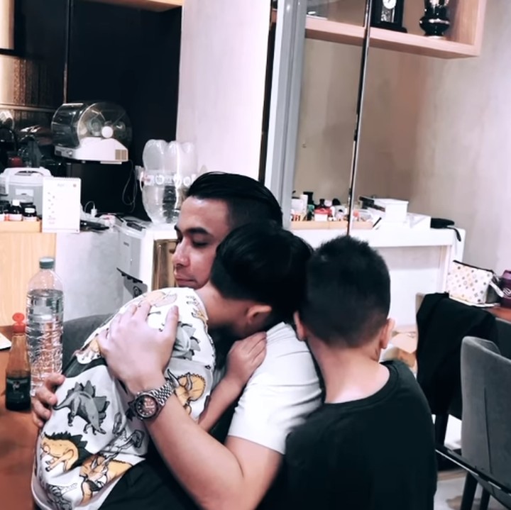 <p>"Jojo bikin meleleh. Semua Ibu di dunia lihat beginian. Sehat selalu dan jadi anak saleh, ya, doain Mami-nya selalu," ungkap seorang netizen dengan emotikon hati. "Jojo <em>God bless you</em>, Jojo. Semoga kamu selalu diberikan kebahagiaan dari orang-orang di sekitarmu.<em> Keep strong</em> ya Jojo. Peluk Jojo," kata netizen lainnya. (Foto: Instagram: @anggipratamazayn)</p>