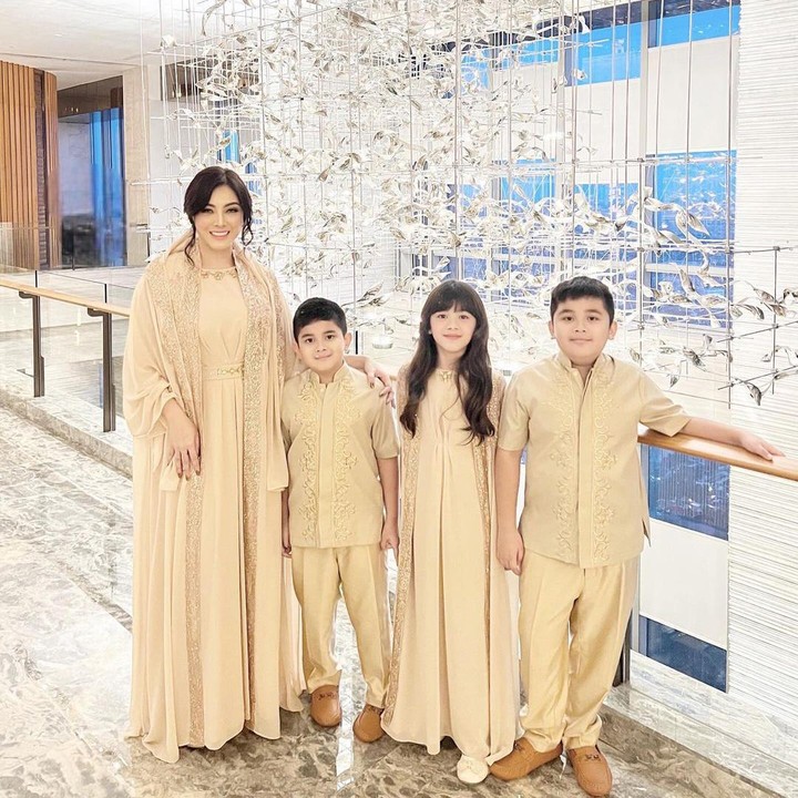 <p>Dhena sendiri kerap mengunggah potret bersama ketiga anaknya, Bunda. Mereka selalu tampil kompak dan mengenakan pakaian kembar, lho. (Foto: Instagram: @dhenaaldhaliadevanka)</p>