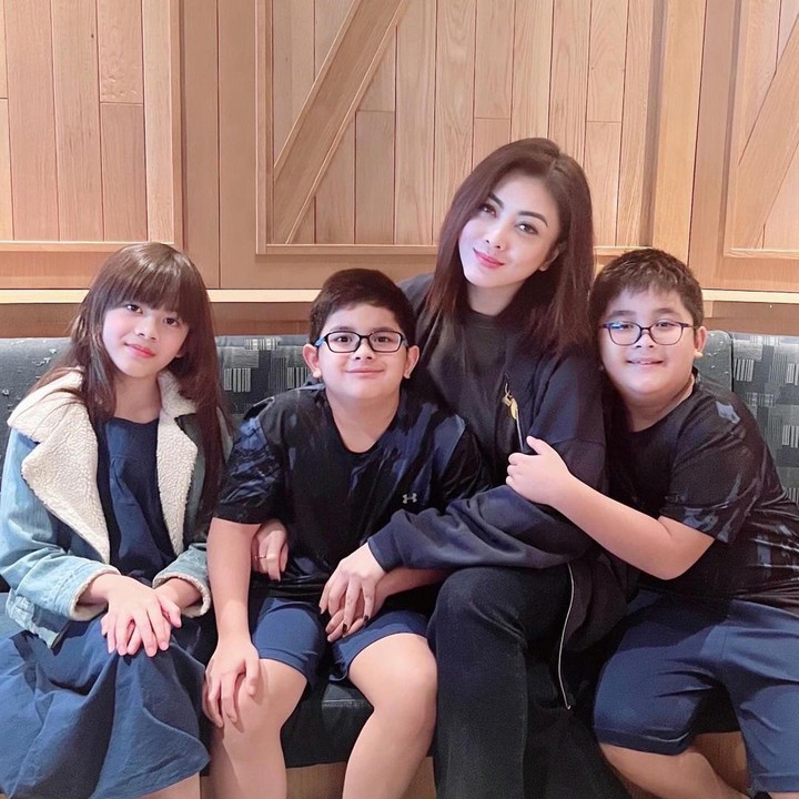 <p>Dhena melahirkan anak kembarnya yang bernama Zack Jaden Frizzy Simanjuntak dan Zoe Joanna Frizzy Simanjuntak pada 11 Agustus 2014. Sementara itu, anak ketiganya yang bernama Zayn Jowden Frizzy pada 9 April 2016. (Foto: Instagram: @dhenaaldhaliadevanka)</p>