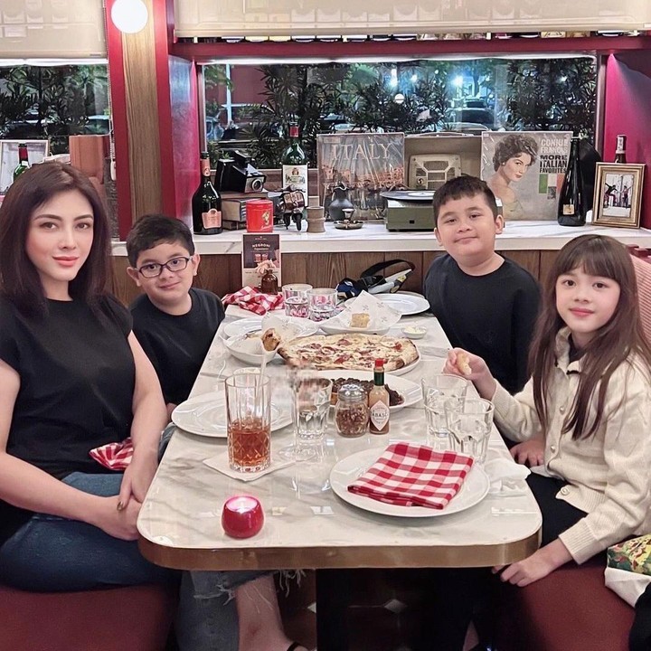 <p>Artis cantik Dhena Devanka pernah menikah dengan Jonathan Frizzy di tahun 2012, Bunda. Dari pernikahan ini, keduanya pun dikaruniai tiga orang anak. (Foto: Instagram: @dhenaaldhaliadevanka)</p>