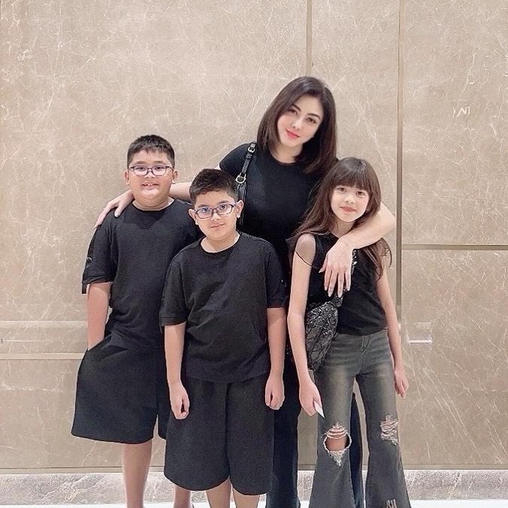 <p>Banyak netizen yang dibuat gemas dengan ketiga anak Dhena nih, Bunda. Tidak sedikit yang menyebut anak-anak Dhena memiliki wajah yang sangat <em>good looking</em>. (Foto: Instagram: @dhenaaldhaliadevanka)</p>