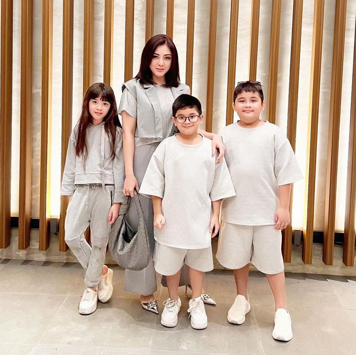 <p>"Momen menuju kenangan. Ceria untuk petualangan hebat lainnya di depan cungkunga Mama, tolong sehat semua yaaa. Karena kalau ada yang sakit kita badan ikutan rontok rasanya. Sejarang kids sudah mulai gragas lagi niy makannya mamayu <em>ceunah</em> mah," tuturnya. (Foto: Instagram: @dhenaaldhaliadevanka)</p>