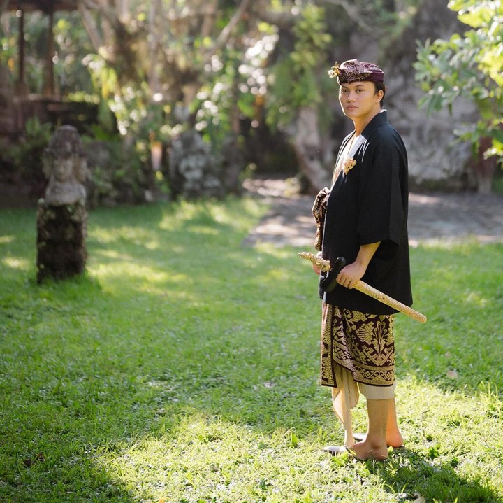 <p>Sementara itu, Rizky Febian tampil dengan busana adat Bali yang lebih santai. <em>Outer</em> berwarna hitam dipadukan bersama kain bercorak etnik yang ia kenakan sebagai bawahan. Putra Sule itu juga mengenakan <em>udeng,</em> ikat kepala yang kerap digunakan oleh laki-laki Bali. (Foto: by @axioo @emanuel_ak from Instagram: @rizkyfbian @mahaliniraharja)</p>