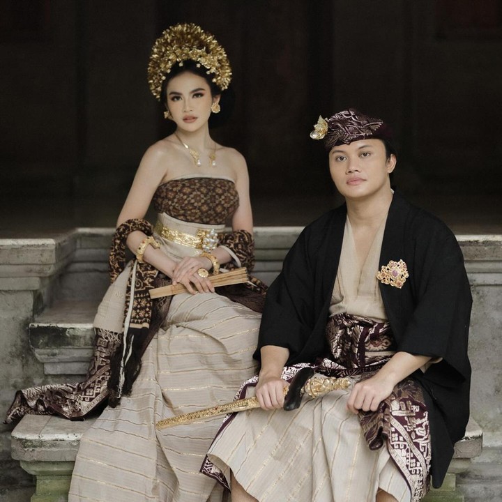 <p>Untuk sesi pemotretan kali ini, Mahalini dan Rizky Febian mengusung tema adat Bali dengan memakai busana tradisional. Namun, keduanya sudah memastikan akan menikah secara Islam ketika hari pernikahan tiba. (Foto: by @axioo @emanuel_ak from Instagram: @rizkyfbian @mahaliniraharja)</p>