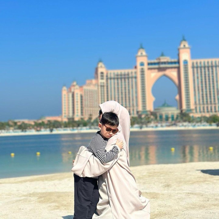 <p>Belum lama ini, Henny Rahman dan Alvin Faiz terlihat membawa Zayn liburan ke Dubai. Ini merupakan salah satu negara yang dikunjungi kala ketiganya menjalankan ibadah umrah, beberapa waktu lalu. (Foto: Instagram: @hennyyrahman)</p>