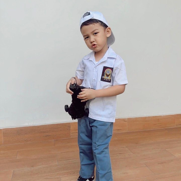 <p>Henny melahirkan anak pertamanya yang bernama Muhammad Zayn El Barack Daulay pada 3 November 2019. Di tahun ini, Zayn akan genap berusia 5 tahun. (Foto: Instagram: @hennyyrahman)</p>