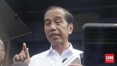 Pria Berambut Cepak Merangsek Hampiri Jokowi saat Wawancara di Konawe